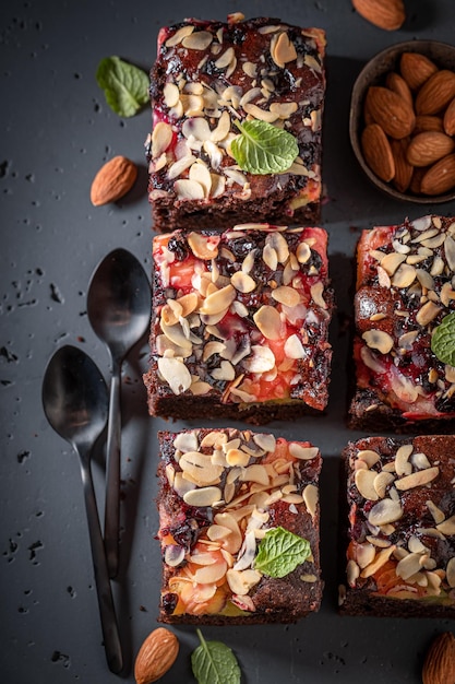 Leckerer und süßer Brownie als Dessert im Sommer