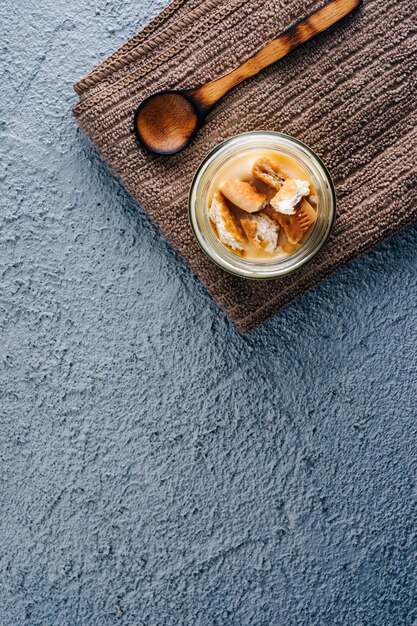 Leckerer Vanillepudding auf blauem hölzernem Hintergrund.