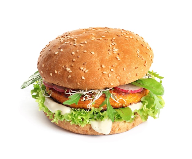 Leckerer vegetarischer Burger mit Karottenschnitzel auf weißem Hintergrund