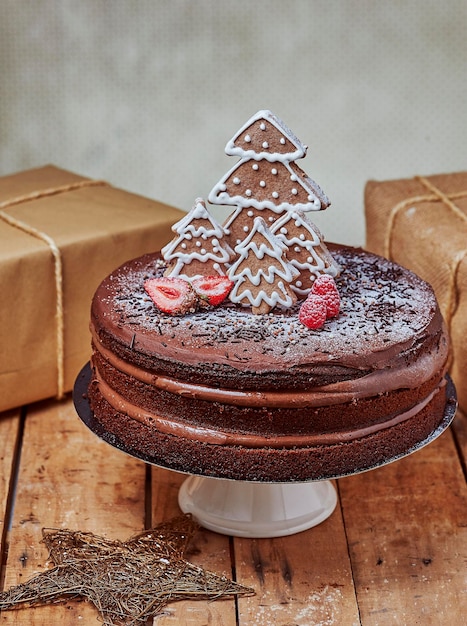 Leckerer Weihnachtskuchen in der Nähe von Geschenken