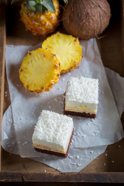 Leckerer weißer Kuchen aus Kakaokeks und Ananas