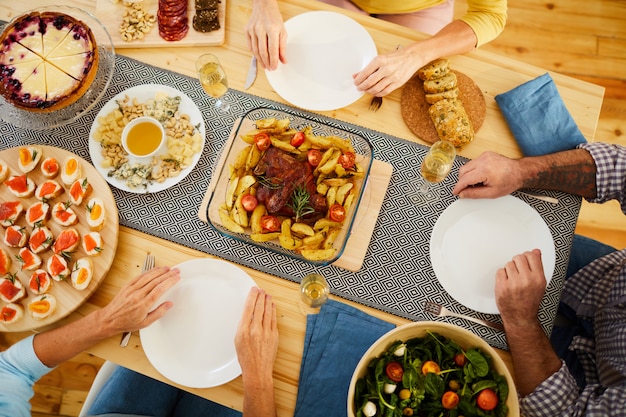 Leckeres Abendessen für Freunde