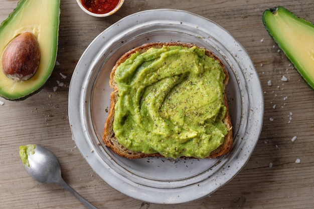 Leckeres, appetitliches Sandwichbrot mit Avocadopüree, serviert auf dem Teller