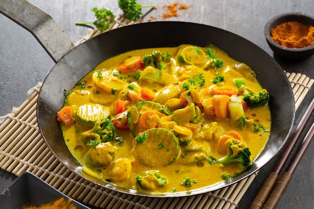 Leckeres appetitliches veganes Curry mit Gemüse in der Pfanne. Nahansicht.