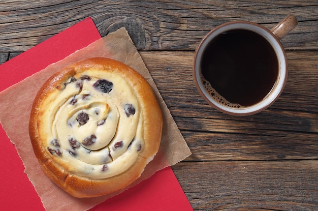 Leckeres Brötchen mit Hüttenkäse und Kaffee