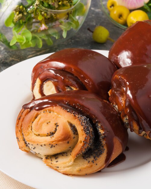 Leckeres Brötchen mit Mohn und Schokoladenglasur