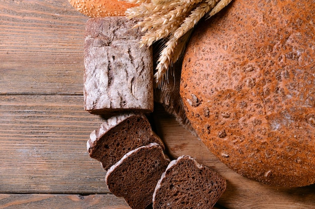 Leckeres Brot auf dem Tisch in der Nähe