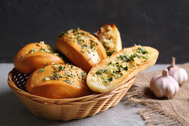 Leckeres Brot mit Knoblauchkäse und Kräutern im Weidenkorb