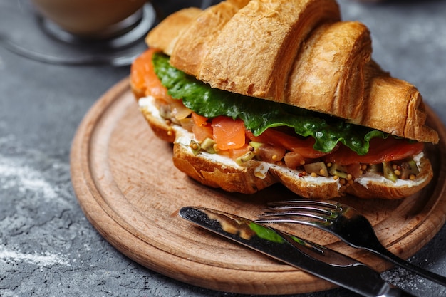 Leckeres Croissant mit Lachs und Avocado