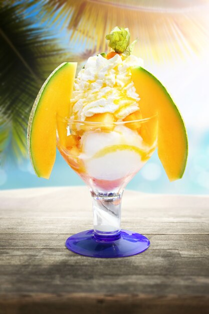 Leckeres Eis am Strand. Gesundes Sommer-Food-Konzept.