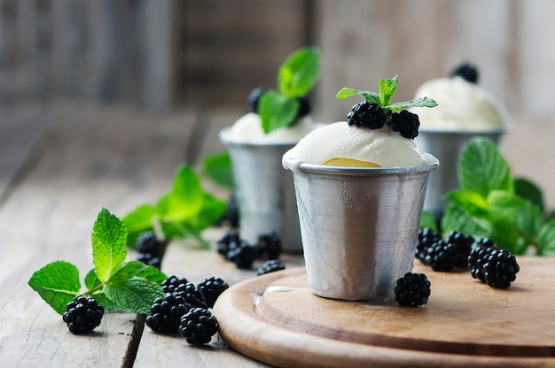 Leckeres Eis mit Beeren und Minze