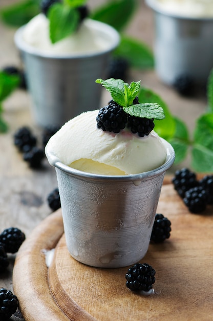 Leckeres Eis mit Beeren und Minze