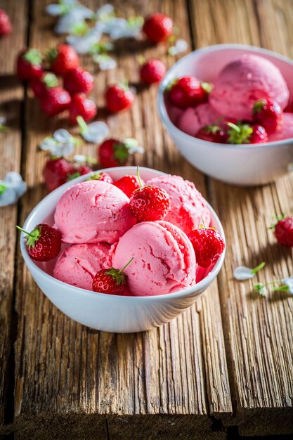 Leckeres Eis mit Erdbeeren und Minzblättern