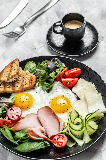 Leckeres englisches Frühstück. Spiegeleier mit Toast und Speck. Gesundes Frühstück. Ansicht von oben. vertikales Bild.