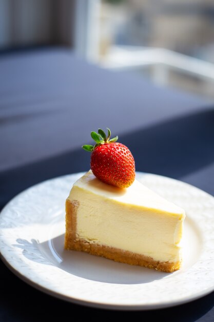 Leckeres Erdbeerkäsekuchen in Scheiben schneiden