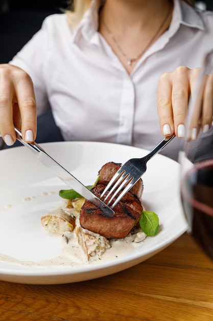 leckeres Essen auf einem Holztisch in einem Premium-Restaurant