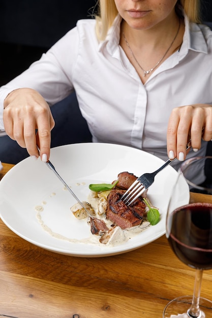 leckeres Essen auf einem Holztisch in einem Premium-Restaurant