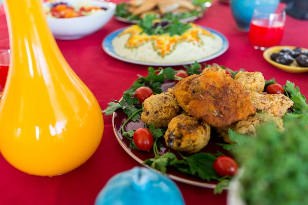 Leckeres Essen bereit und dekoriert