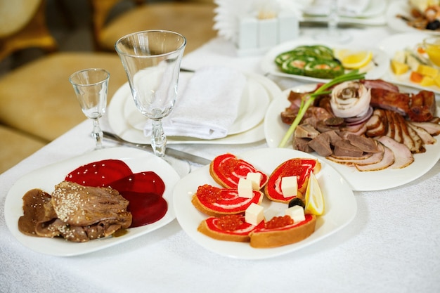 Leckeres Essen im Restaurant auf einem Teller