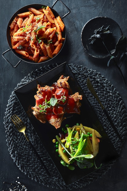 Foto leckeres essen mit kräutern und salaten