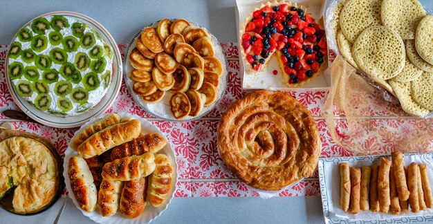 Leckeres Essen und Kuchen auf einem Tisch