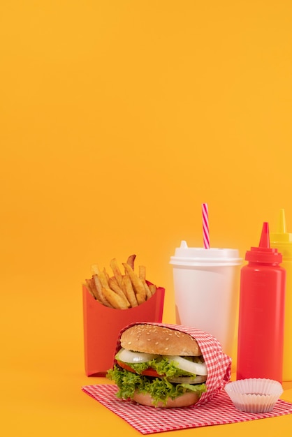 Foto leckeres fast food mit gelbem hintergrund