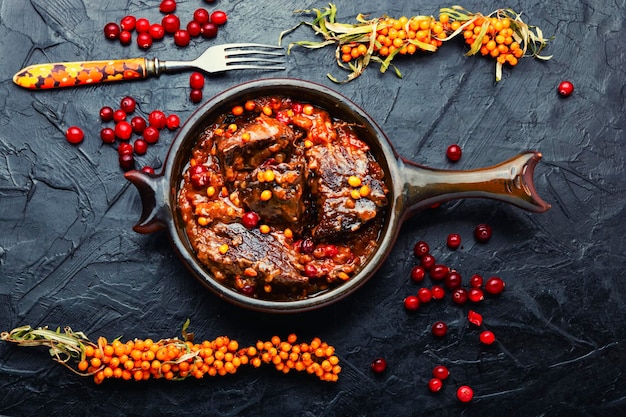 Leckeres Fleisch gegrillt mit Beeren.