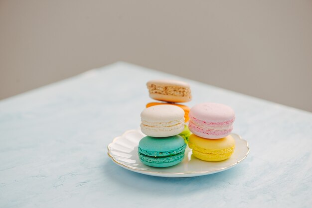 Leckeres französisches Dessert. Bunte Pastellkuchen Macaron oder Makronen