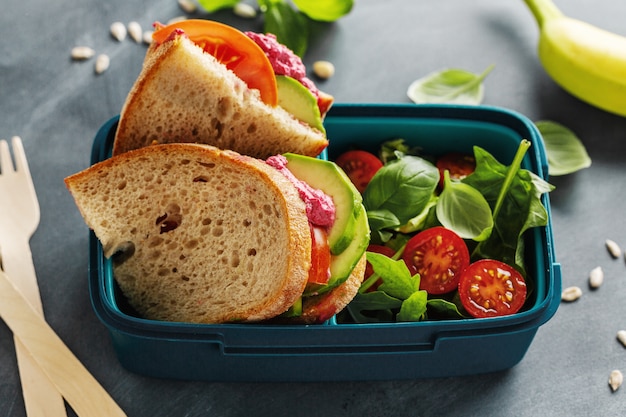 Leckeres, frisches, gesundes, veganes Mittagessen zum Mitnehmen in der Brotdose. Nahansicht.