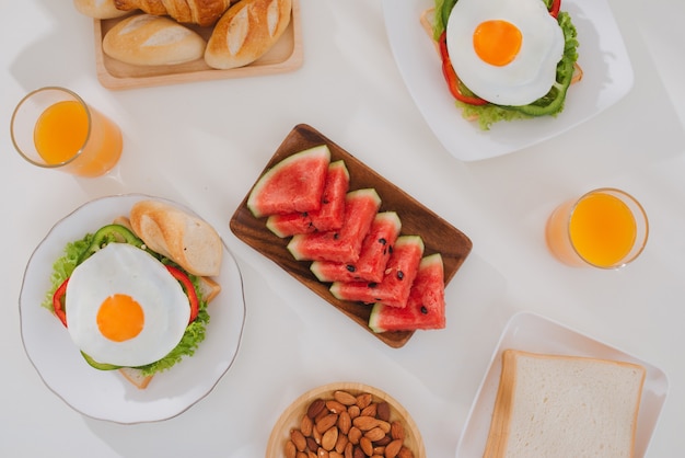 Leckeres frisches hausgemachtes Frühstück auf dem Tisch