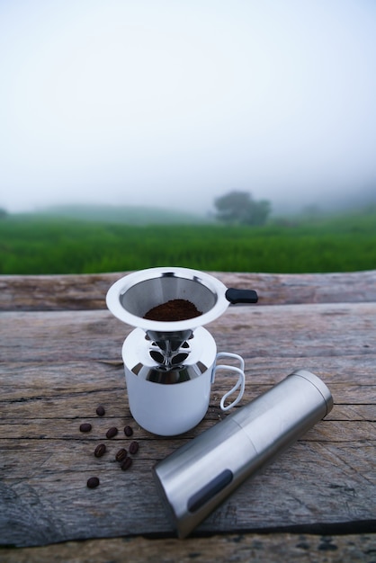 Leckeres frisches Kaffeepulver im Kaffeefilter