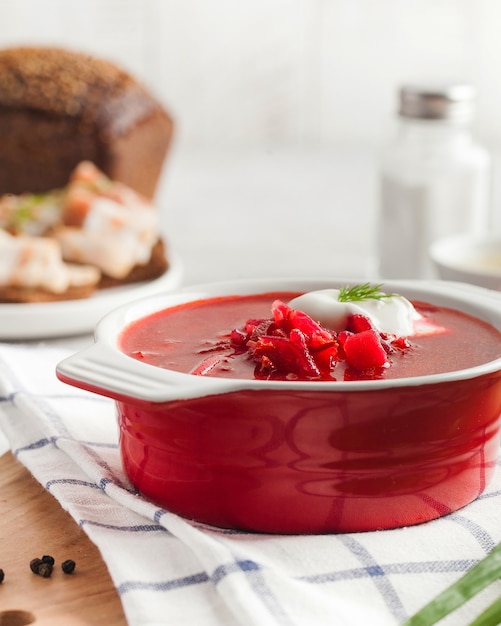 Leckeres frisches rotes Borschtsch-Dunkelbrot mit Schmalz und Salz am Küchentisch