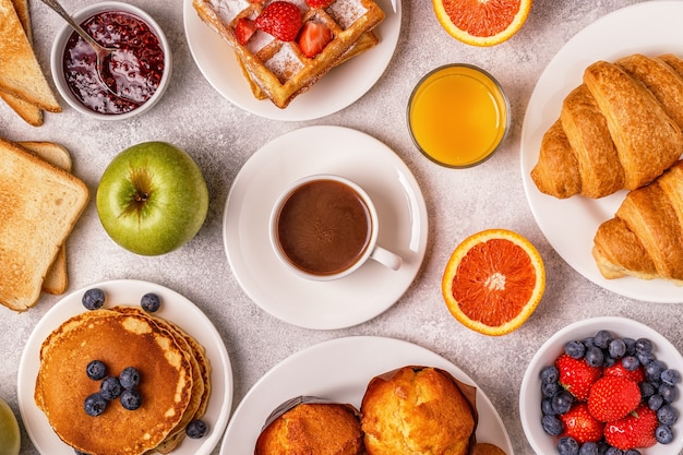 Leckeres Frühstück auf einem Leuchttisch