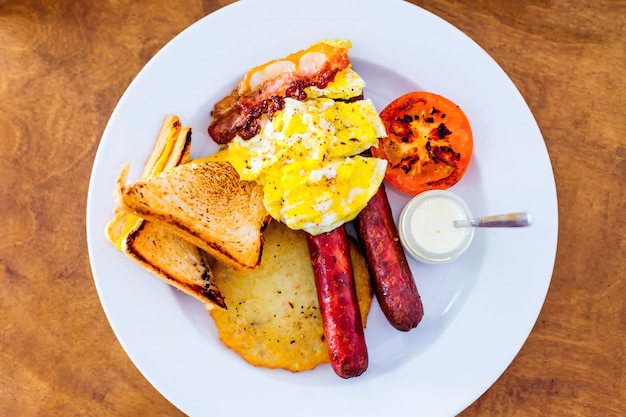 Leckeres Frühstück auf einem weißen Teller