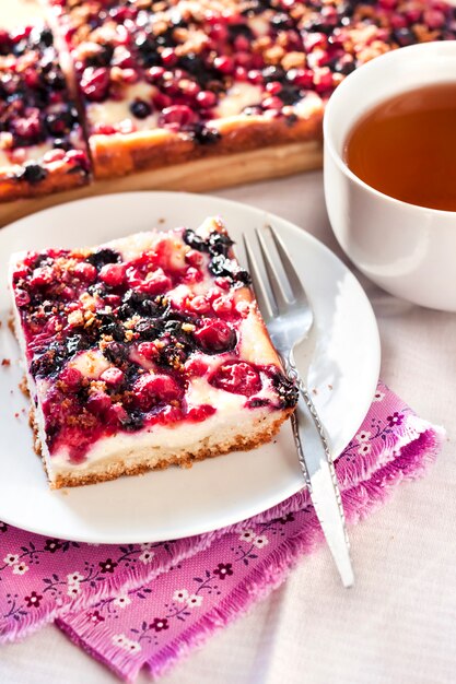 Leckeres Frühstück. Leckere Torte mit Beeren und Hüttenkäse und eine Tasse Tee