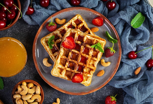 Leckeres Frühstück mit belgischen Waffeln Waffeln mit Erdbeer- und Beerenmarmelade