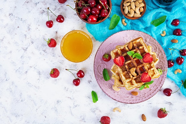 Leckeres Frühstück mit belgischen Waffeln Waffeln mit Erdbeer- und Beerenmarmelade