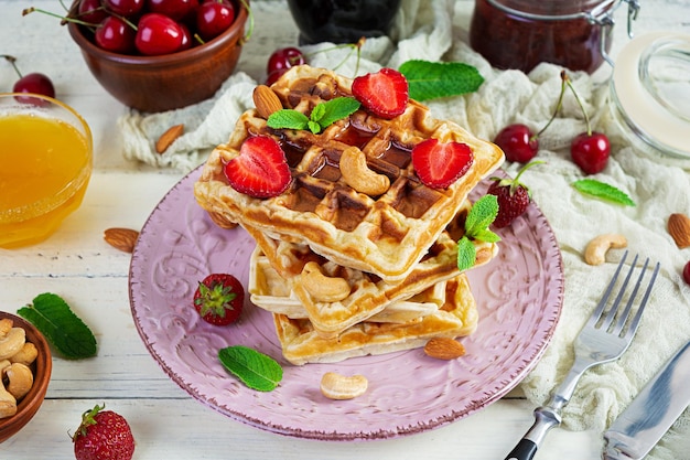 Leckeres Frühstück mit belgischen Waffeln Waffeln mit Erdbeer- und Beerenmarmelade