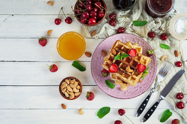 Leckeres Frühstück mit belgischen Waffeln Waffeln mit Erdbeer- und Beerenmarmelade