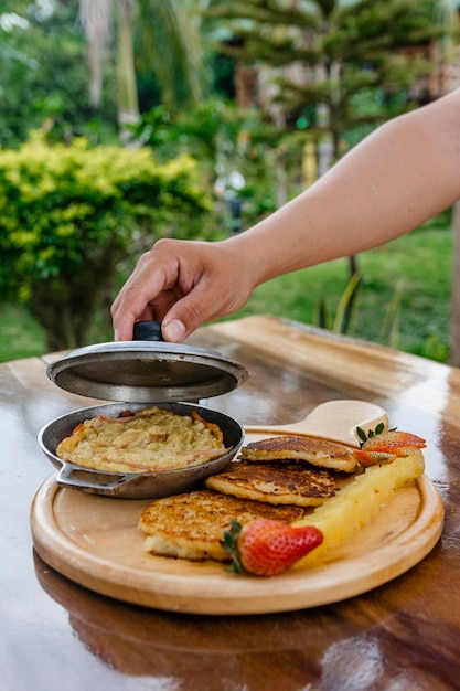 Leckeres Frühstück mit Ei und Maiskuchen