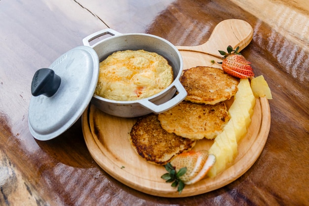 Leckeres Frühstück mit Ei und Maiskuchen