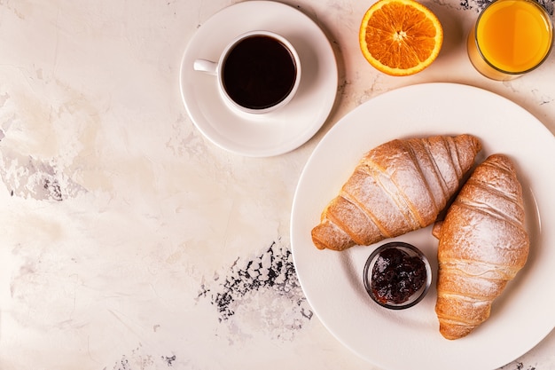 Leckeres Frühstück mit frischen Croissants.