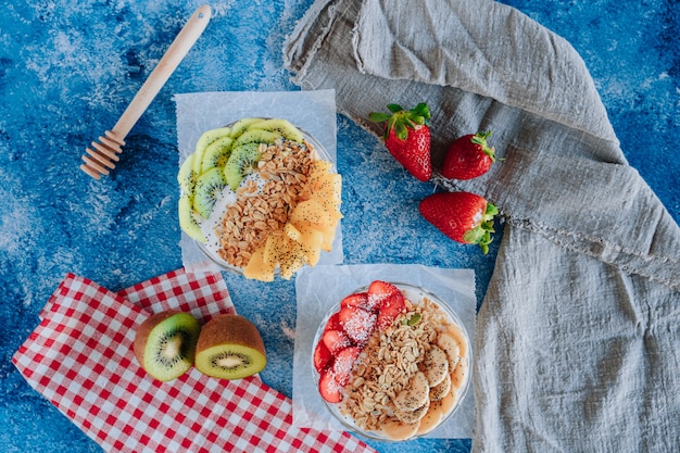 Leckeres Frühstück mit Fruchtjoghurt, Müsli, Chia und Sirup.