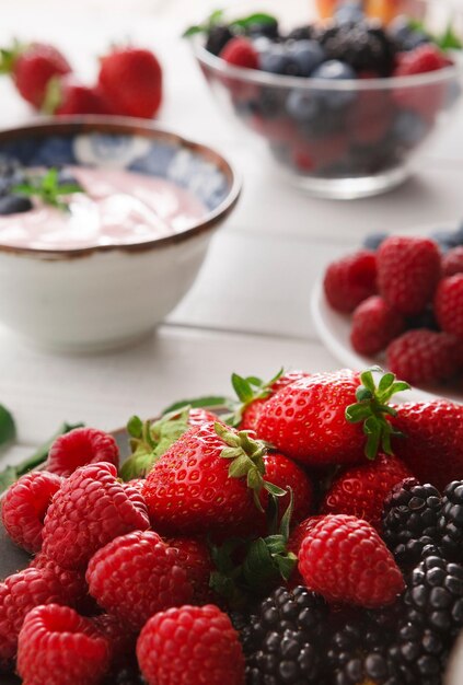 Leckeres Frühstück mit leichtem griechischem Joghurt, frischen Erdbeeren, Himbeeren, Heidelbeeren und Brombeeren. Fettarme Mahlzeiten am Morgen und ein gesunder Start in den Tag. Detox- und Diätkonzept, selektiver Fokus