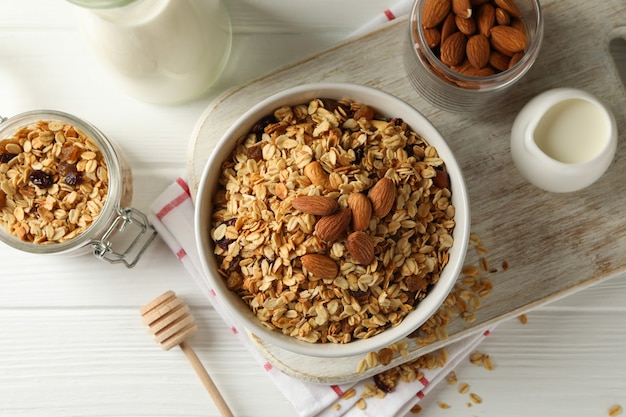 Leckeres Frühstück mit Müsli auf weißem Holztisch