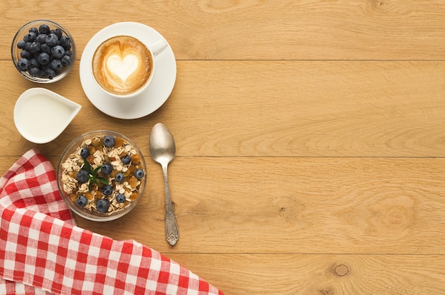 Leckeres Frühstück mit Müsli, frischen Erdbeeren, Himbeeren, Heidelbeeren und Brombeeren. Fettarme Mahlzeiten am Morgen und ein gesunder Start in den Tag. Detox- und Diätkonzept, Draufsicht, Kopienraum