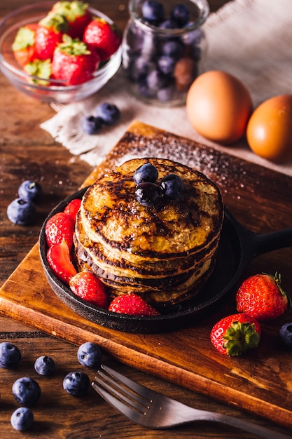 Leckeres Frühstück mit Pfannkuchen serviert mit Erdbeeren und Blaubeeren