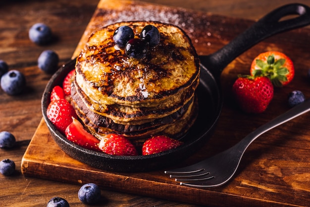 Leckeres Frühstück mit Pfannkuchen serviert mit Erdbeeren und Blaubeeren