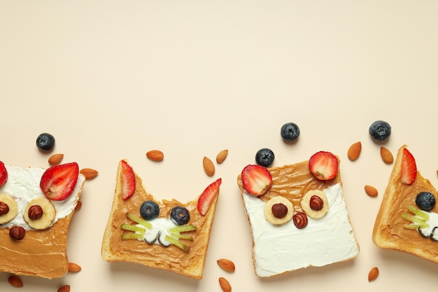 Leckeres Frühstück oder Mittagessen für Kindertoasts, die das Kind mitnehmen kann