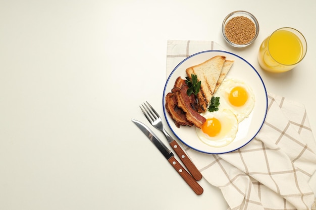 Leckeres Frühstück und köstliches Fleischlebensmittelkonzept mit gebratenem Speck